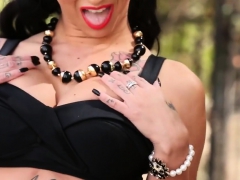 Fucking Outdoors Makes Her Moan Loudly