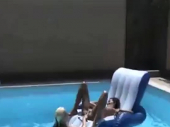 Elle Fist Sa Copine Dans La Piscine