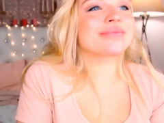 Blonde Babe Giving Pleasurable Cam Show