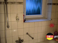 Tattoo-schlampe Besorgt Es Sich Mit Duschkopf!