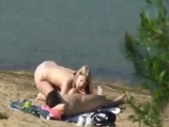 Amateur sex by the ocean is being peeped